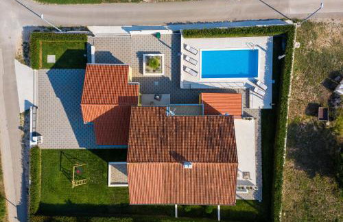 Villa Petra s bazenom, roštiljem i parkingom - Foto 9