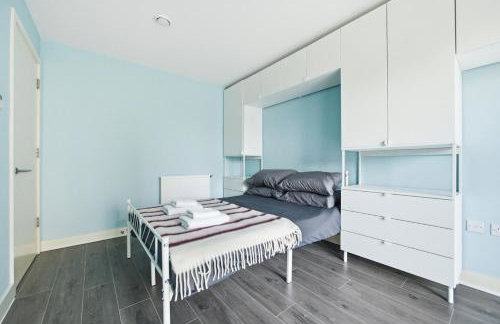 Steps from Train Station - Modern 2-Bedroom with Balcony & Cambridge Amenities, Family Friendly - Foto 30