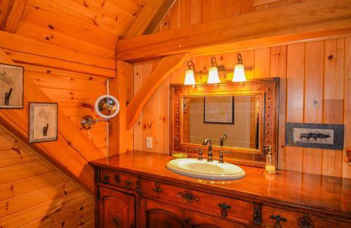 Luxury Riverfront Lodge - Sleeps 12, VIEWS, Fireplaces, Dogs OK - Photo 33