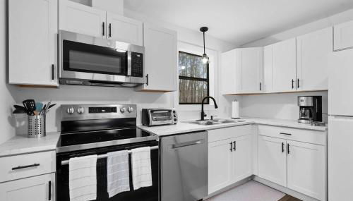 8 Minutes to UNC - Outdoor Deck - Washer and Dryer - Foto 3