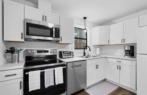 8 Minutes to UNC - Outdoor Deck - Washer and Dryer - Foto 3