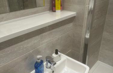 Two Bedroom City View Apartment Liverpool by StaySavvy Accommodation - Photo 21