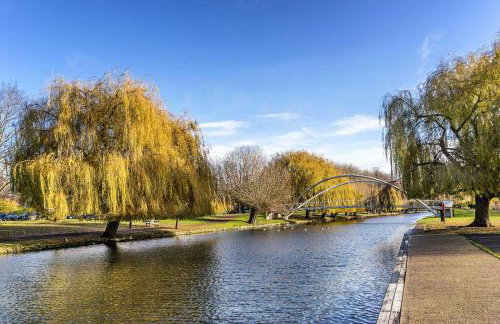 Central Bedford FREE Parking & Private Garden& Conservatory Perfect for large group of people - Foto 16