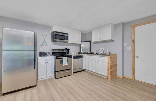 Treetop & Waterfront! Hot Tub, Kayaks, Game Room - Foto 29