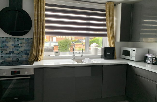 House - Sleeps 5, Parking & Private Garden - Foto 9