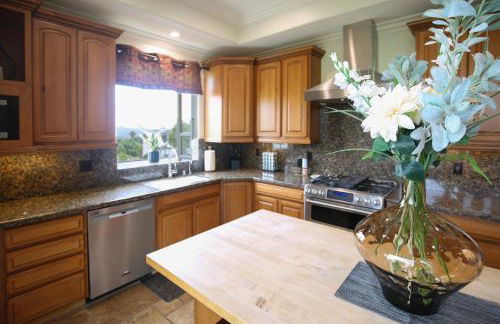 5 BR/5 BA Getaway with a View - Foto 10