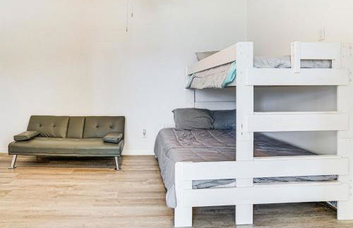 Luxury Lakefront Retreat with Dock in Runaway Bay - Foto 4