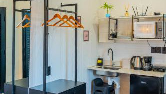 Studio Container - Conforto e Ótima Localização - Foto 3, wardrobe, minibar