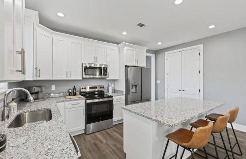 Gated Parking + Fire Pit | Near Zoo + Rhodes - Foto 17