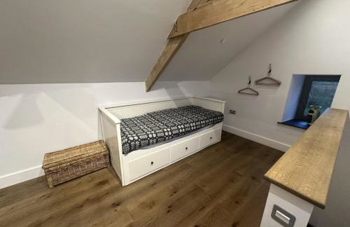 Beudy at Pentrecelyn - a gorgeous barn conversion with hot tub - Foto 20