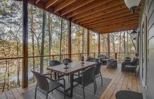 Waterfront Terry Home with 3 Decks and Hot Tub! - Foto 1