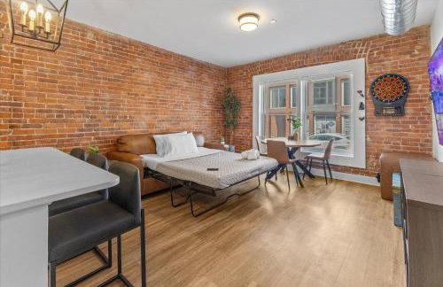 Steps away from Mass Ave Restaurants and Big Patio - Foto 27