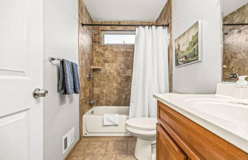 Cozy 2BR Condo in Great Location - King Bed - Foto 30