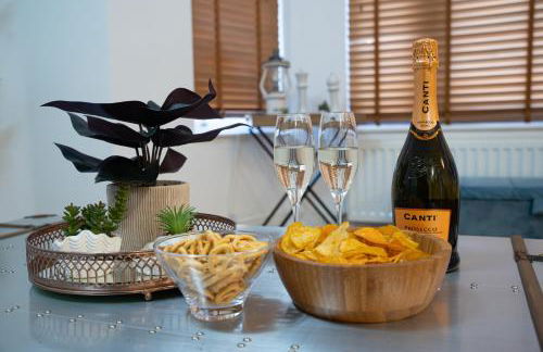 Modern Penthouse with Balcony - Near Beach & Town - Foto 9