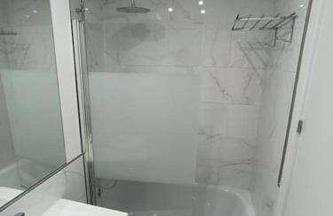 ¡Al lado de la Clínica Oftalmológica Vega! - Foto 37