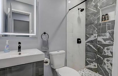 Peaceful Pocono Home with Hot Tub, gym, & office - Foto 11