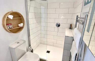 Beautiful Garden Room with Private Entrance - Foto 6