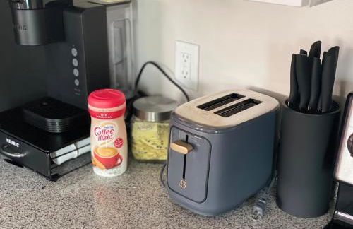 Lux House Of Champagne 2BR 2BA Free Parking & Wifi - Photo 13