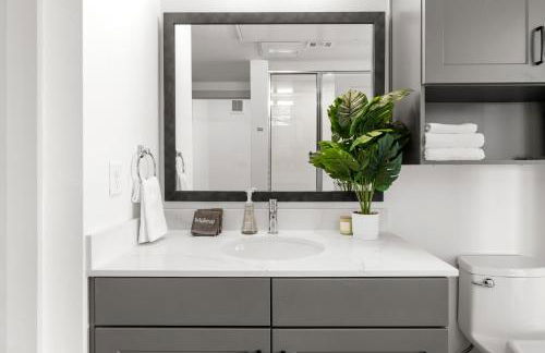 Elevated Contemporary 2BR 2BA with Balcony - Foto 11