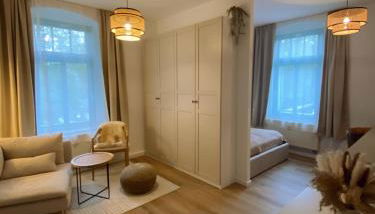371living, Altbau-Charme am Kaßberg, Perfekt für Workation, Urlaub oder Kurztrip, Entdecke Chemnitz, Moderne Küche, Waschmaschine, Smart TV, Schnelles WLAN, Bequemes Bett - Foto 2, wardrobe