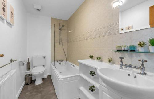 Modern 2 bedroom apartment in City Centre - Photo 45