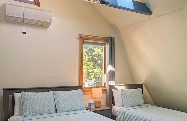 3Bedroom2Bath CarriageHouse Pet Friendly - Photo 3