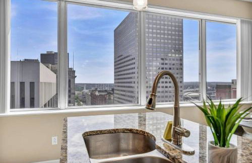 21st Floor Penthouse | Amazing Views of Downtown! - Photo 18