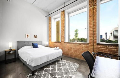 Beautiful Downtown Apartment with Parking, Laundry, & Pool - Photo 9