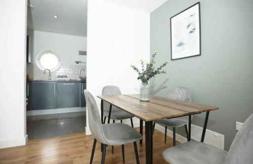 2 bedroom Apartment In Cardiff Bay with Private Parking By N And N Stays, perfect for corporate and leisure stays, long stays welcome, Scafollding currently on building, does not affect the apartment - Photo 3