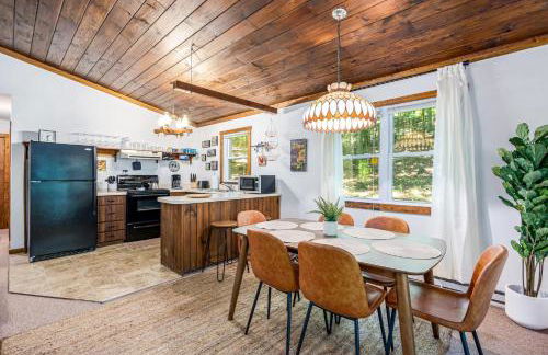 Tucked Away w Hot Tub, Fire Pit, Deck, & WiFi - Photo 11