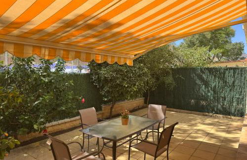 Bonito apartamento con jardín, piscina y aparcamiento gratuito - Photo 20