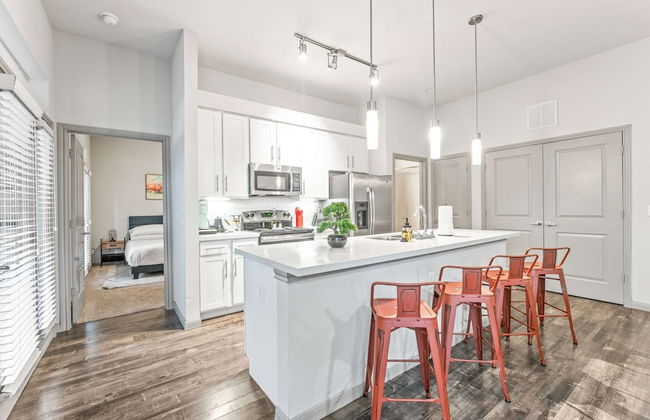 Homey 2BR Suite Close to Downtown w Fast Wifi - Foto 4