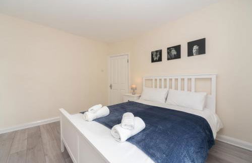 Spacious 4 Bed House Free Parking Near Station - Pass the Keys - Foto 27