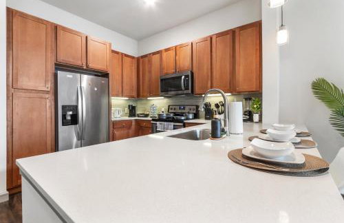 Downtown Modern Elegance Suite with Free Parking, Pool, WIFI and a King Bed - Foto 6