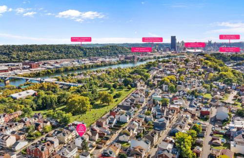 Chic Home with Large Private Yard! Hot Tub, Close To Downtown - Foto 11