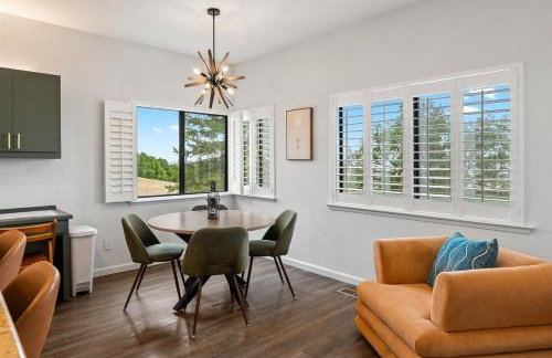 Mid-Mod Hilltop Retreat Views & Local Wildlife - Foto 7