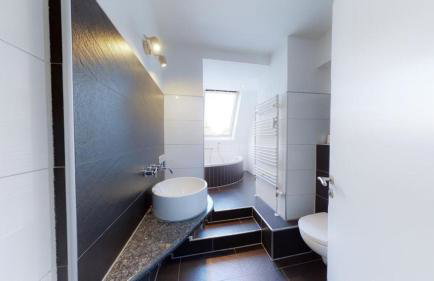 Spacious 4 Bedroom Apartment near City Center - Photo 17