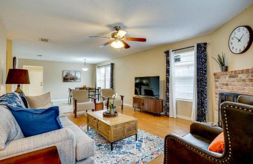 Family Getaway with Fenced Yard in Haltom City! - Foto 9