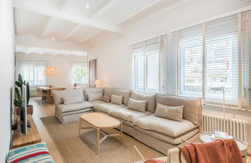 Mediterranean Retreat with 4-Bedroom, 3-Bath Apartment in Barcelona - Foto 2