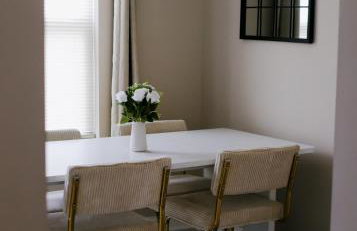 Chicago Chic, Cozy 1BR with Stylish Workspace - Photo 31