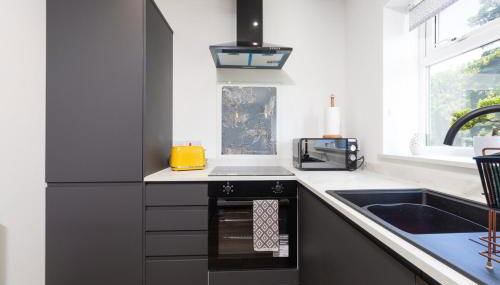 2BR Flat, Free Parking, WiFi, Smart TV - Foto 4, stove, toaster