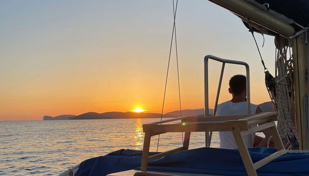 Observando o pôr do sol do barco