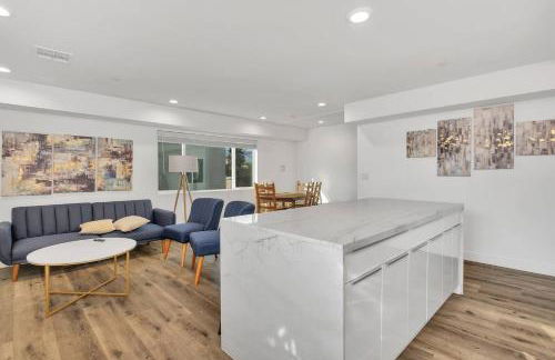 Wonderful 3 Bedroom Home Perfect for Getaway - Photo 12