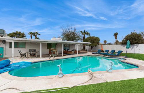 Lounge Poolside Scottsdale Gem with Game Room! - Foto 29