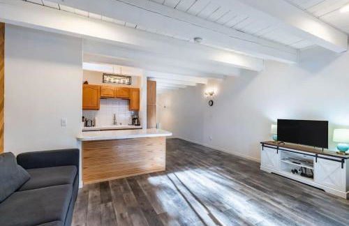 3BR Condo Near Lake & Skiing - Foto 12