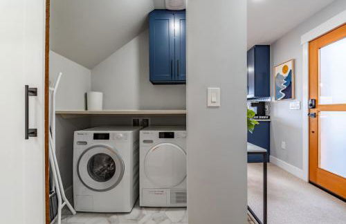 Spacious 3BR Home Sleeps 8 Private Backyard - Foto 10