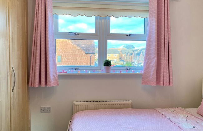 4-bed House With Private Garden in Barnsley! - Photo 16