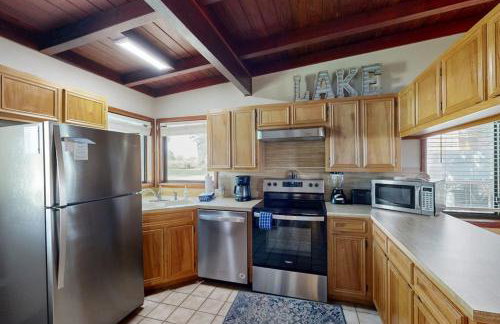 Classic Lakefront Cottage with Private Dock, Lovely Lake View, Backyard & WiFi - Foto 10