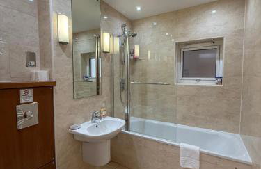 Holyrood Apartment with parking & lift access - Photo 16