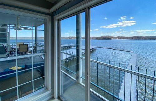 Pool Access Waterfront Lake Ozark Condo with Patio - Foto 28